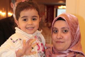 Meryem bebek annesinin b&ouml;breğiyle hayata tutundu