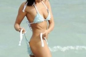 Bikinisinin altı d&uuml;ş&uuml;yordu!