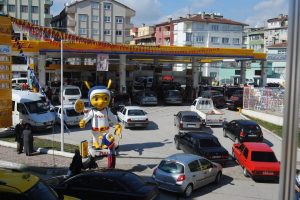 Bursa'da ucuz benzin &ccedil;ılgınlığı