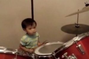 Minik bateristten b&uuml;y&uuml;k şov