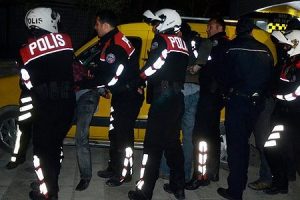 ABD savaş gemisine protesto