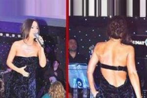 Sırt dekoltesiyle esti ge&ccedil;ti