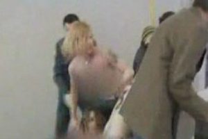 Putin'i soyunarak protesto ettiler