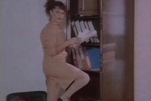 H&uuml;lya Avşar'ın bacaklarına dikiz sahnesi RT&Uuml;K'e şikayet konusu