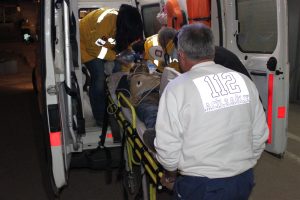 Jandarmaya ateş a&ccedil;an hırsızlık zanlısı, yaralı getirildiği hastanede &ouml;ld&uuml;