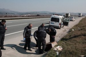 &Ccedil;aldıkları &ccedil;elik kasayı otoban kenarına atıp ka&ccedil;tılar