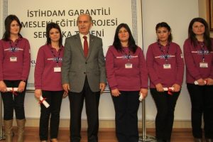Kursiyerlerin sertifikası Vali Harput'tan