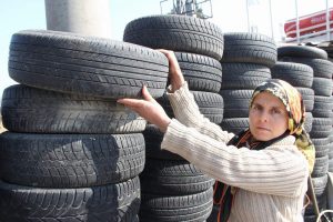Elinin hamuruyla lastik tamir ediyor