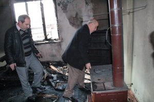 &Ccedil;ocukları kurtarmak i&ccedil;in alevlerin arasına daldı