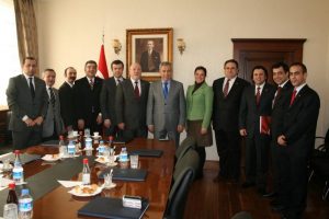 B&uuml;lent Arın&ccedil;'tan gazetecilere 'Gri' m&uuml;jde