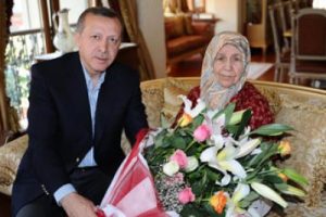 Ben hep annemin ayağının altını &ouml;pt&uuml;m,orada cennet kokusu var