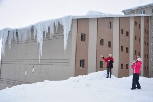 Uludağ'da sarkıtlar tatilcilerin ilgi odağı
