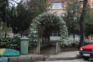 Bah&ccedil;e kapısını &ccedil;aldılar