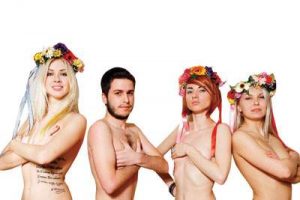 Soyunan Femen kızlar aralarına ilk kez bir erkek aldı