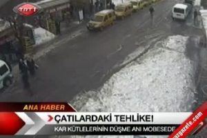 &Ccedil;atıdan u&ccedil;an karlar 3 &ouml;ğrenciyi b&ouml;yle &ouml;ld&uuml;r&uuml;yordu