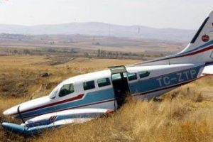 U&ccedil;ak zorunlu iniş yaptı takla atarak durdu!