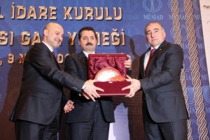 &Ccedil;elik: Millet aya gitti, bu milleti yaya bıraktılar