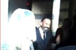 Cem Yılmaz ve Ahu Yağtu nikah salonuna b&ouml;yle geldi!