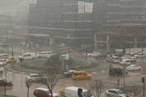 Bursa'da kar yağışı başladı, bahar yalan oldu