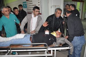 Alkoll&uuml; s&uuml;r&uuml;c&uuml; havalı t&uuml;fekle etrafa ateş eden gen&ccedil;lere &ccedil;arptı