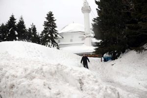 Taşıt yolu a&ccedil;ık, cami yolu kapalı