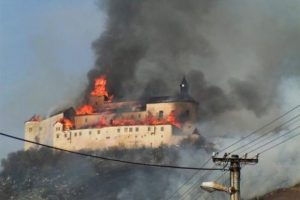 İki &ccedil;ocuk 700 yıllık kaleyi yaktı