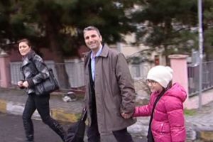 Şener 376 g&uuml;n sonra kızını okula g&ouml;t&uuml;rd&uuml;