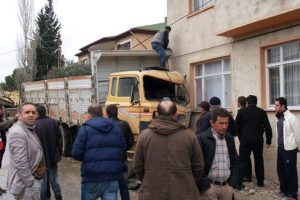 Direksiyonu kilitlenen kamyon eve girdi
