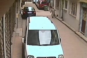 Yaşlı kadın hırsızı b&ouml;yle kovaladı