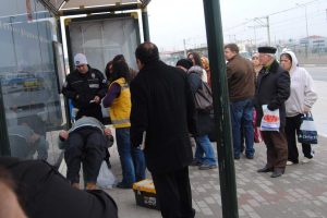 Rahatsızlanan şahsa durakta m&uuml;dahale
