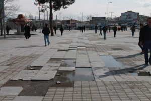 Kent Meydanı'nda kırık parke taşları y&uuml;r&uuml;meyi g&uuml;&ccedil;leştiriyor