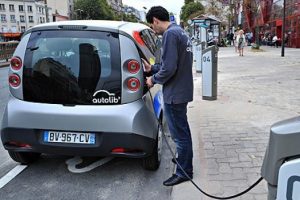 Polise elektrikli otomobil