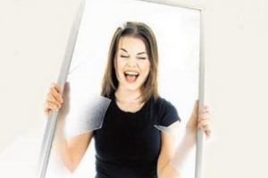 T&uuml;rklere &ouml;zg&uuml; yaralanma bi&ccedil;imi: Cam yumruklama