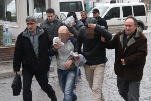 Radyo istasyonunu soyan 3 arkadaş polisten ka&ccedil;amadı