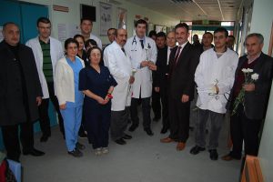Yılmaz'dan doktorlara karanfil