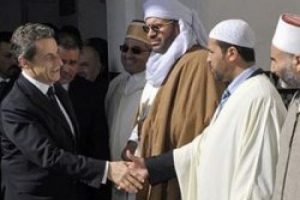 Sarkozy helal et i&ccedil;in camiye gitti