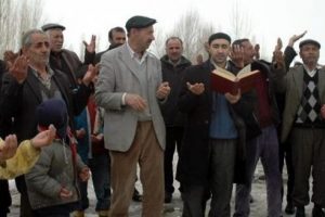 'Kar'dan bıktılar, g&uuml;neş duasına &ccedil;ıktılar