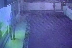 Hırsızlar g&uuml;venlik kamerasını b&ouml;yle kırdı