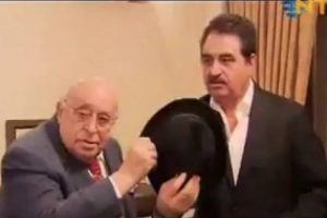 Demirel şapkasını Tatlıses'e hediye etti