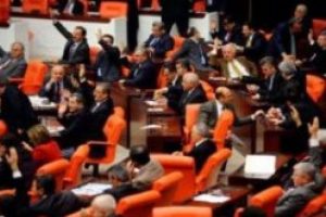 90 Dakika zorunlu yayın yasası Meclis'ten ge&ccedil;ti