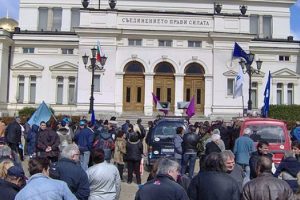 Bulgaristan'da iki bakan istifa etti