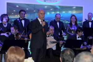 Harput gala yemeğinde şarkı s&ouml;yledi