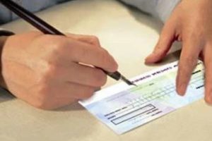 Hırsız 600 bin liralık &ccedil;ekleri alıp ka&ccedil;tı