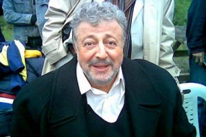Metin Akpınar &ouml;l&uuml; taklidi yaparak Bursa'daki hastaneden ka&ccedil;tı