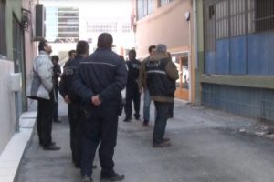 &Ccedil;ıkış kapısını karıştırınca asans&ouml;r boşluğuna d&uuml;ş&uuml;p &ouml;ld&uuml;