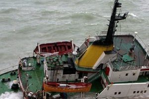 Tayvan'da y&uuml;k gemisi battı