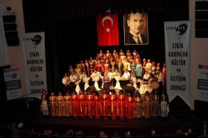 Depremzede kadınlar i&ccedil;in sahneye &ccedil;ıktılar