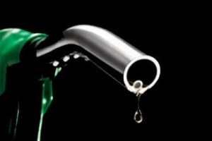Benzine beklenen zam geldi!