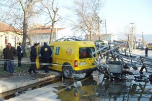 PTT aracı İznik'i elektriksiz bıraktı