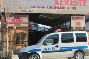 Hırsızlar parkeleri &ccedil;aldı